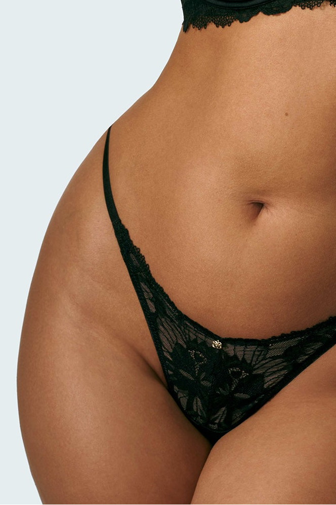 Shimma is 5’9 and wears sizes 36D and M