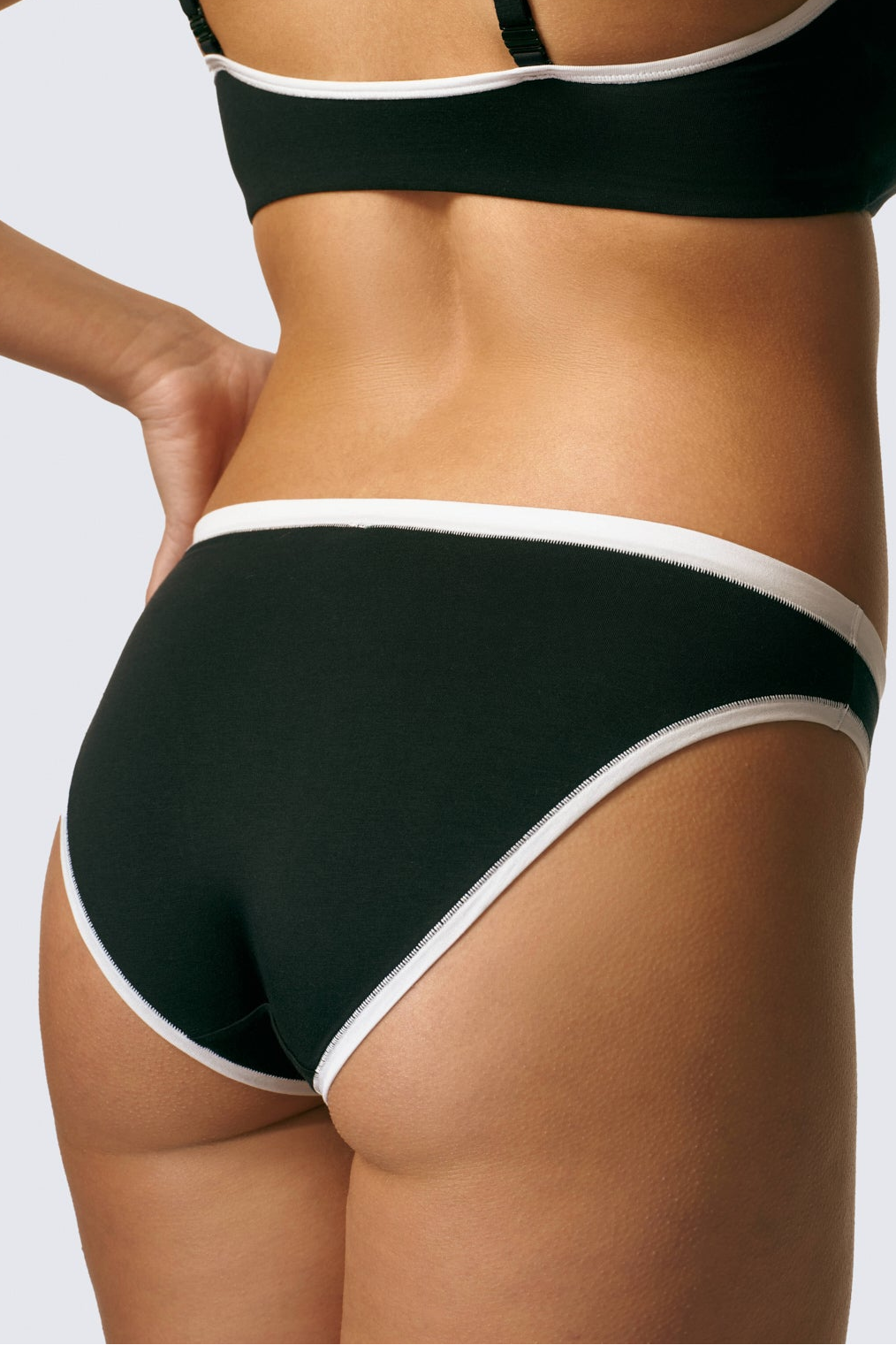 Isabella is 5’9 and wears sizes 34DD and S