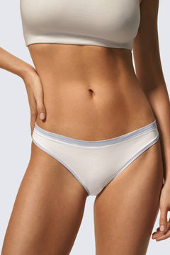 Freya is 5'8 and wears sizes 30DD and XS
