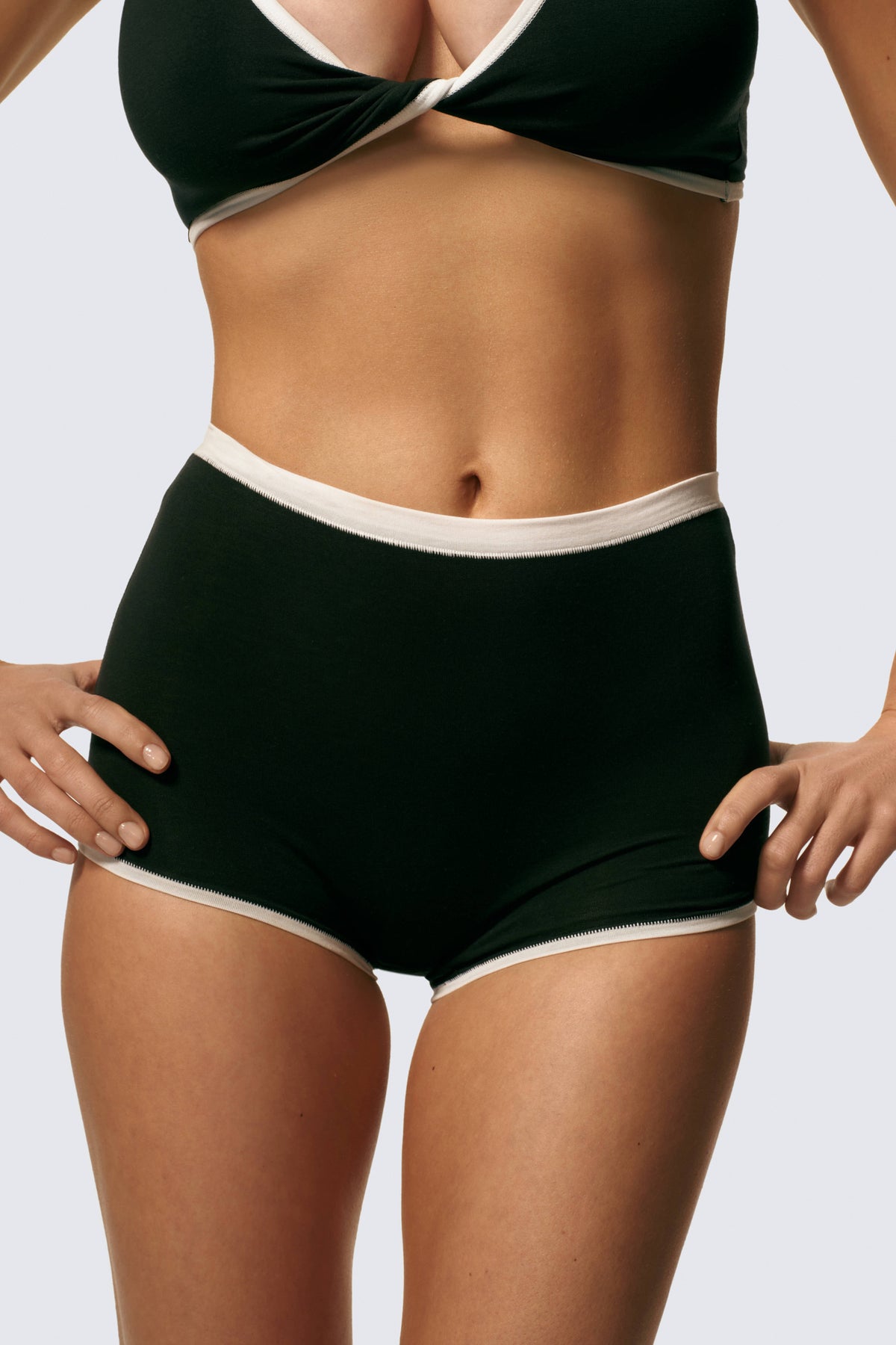 Freya is 5'8 and wears sizes 30DD and XS