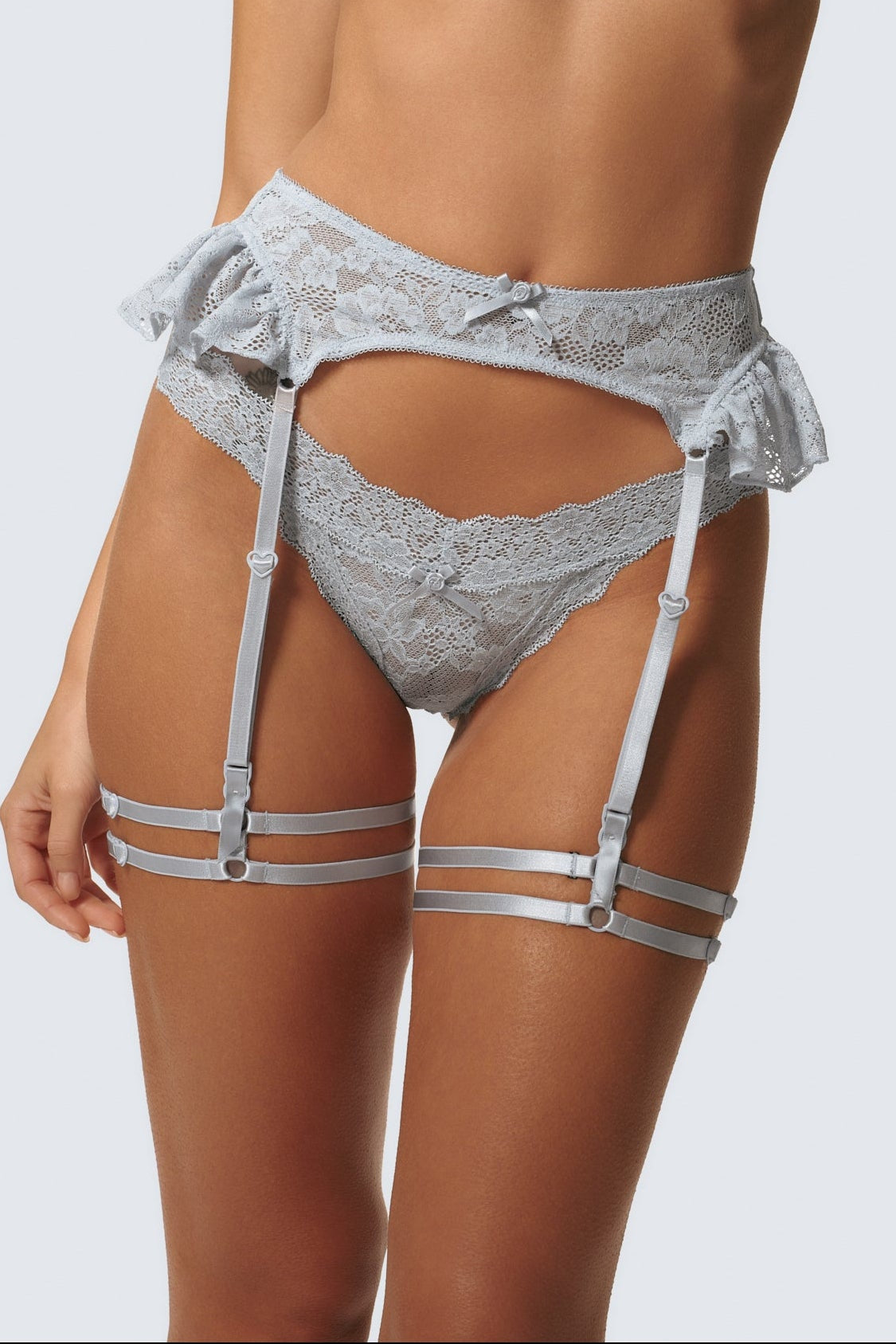 Mia is 5'8 and 32D and wears XS