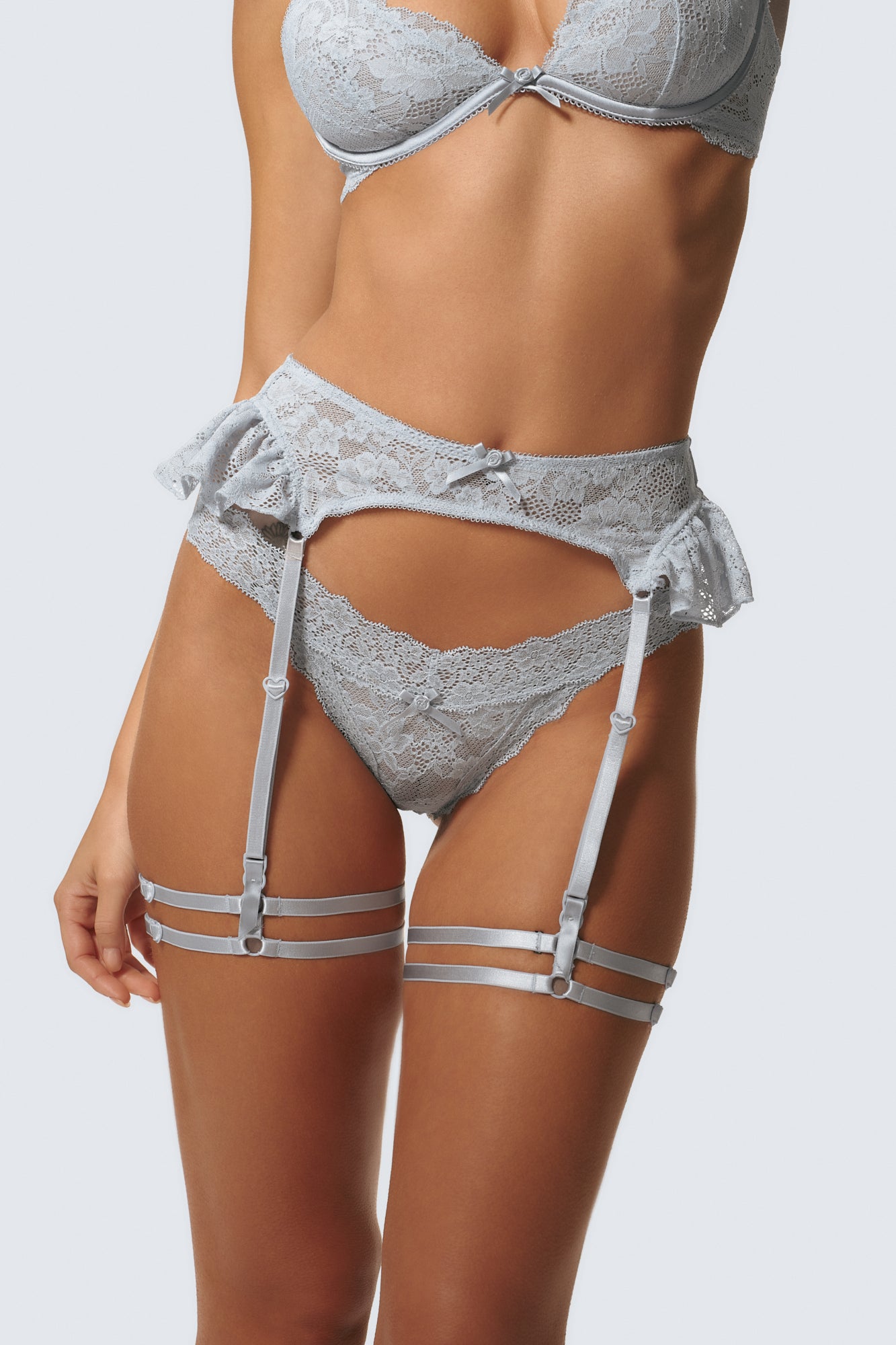 Mia is 5'8 and 32D and wears XS