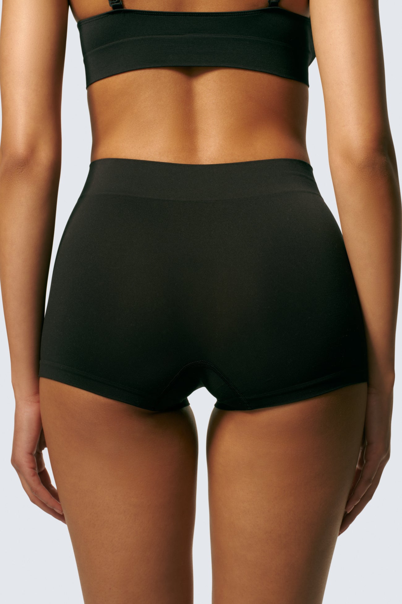 Michaela is 5’8 and wears sizes 34DD and M on top and S on the bottom