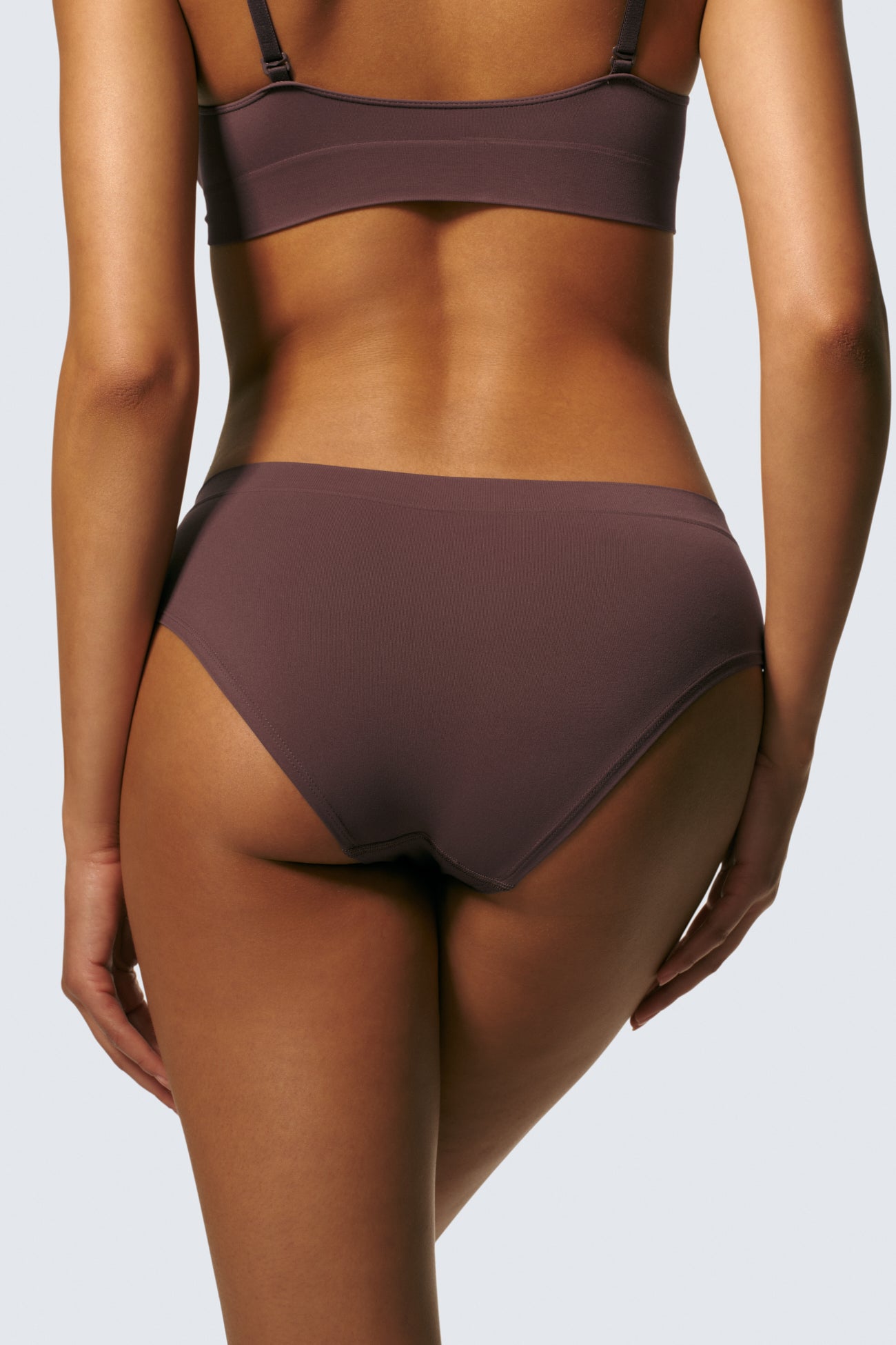 Michaela is 5’8 and wears sizes 34DD and M on top and S on the bottom