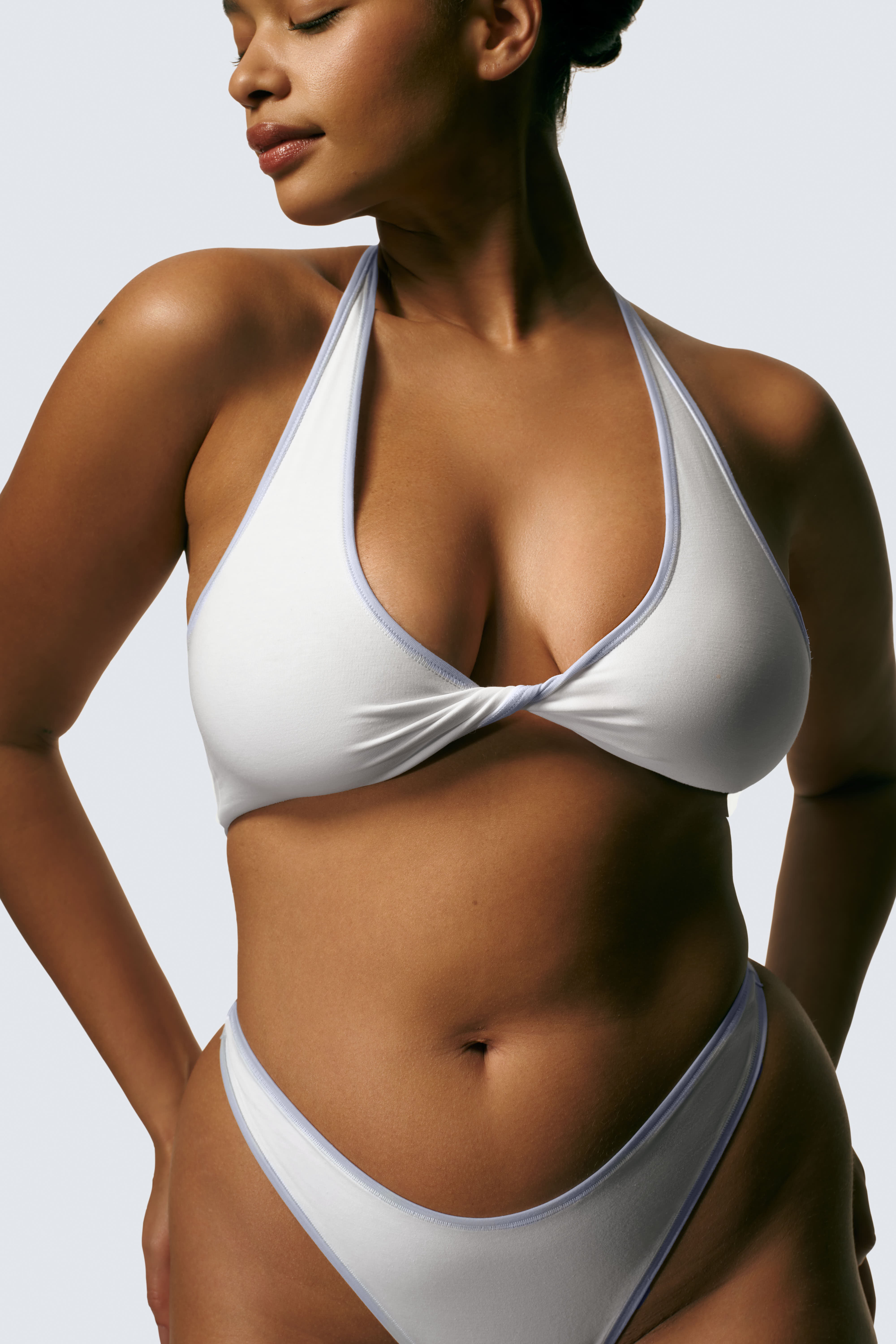 Shimma is 5’9 and wears sizes 36D and M