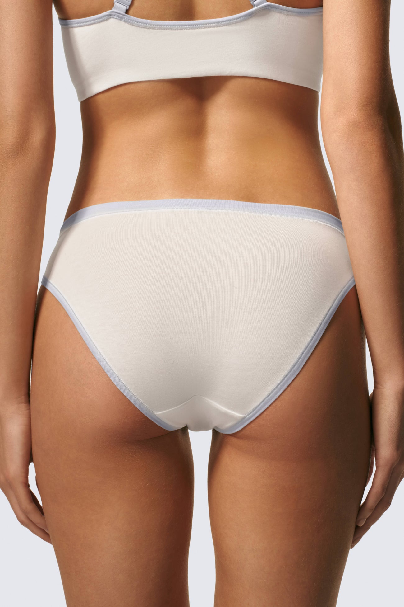 Freya is 5'8 and wears sizes 30DD and XS