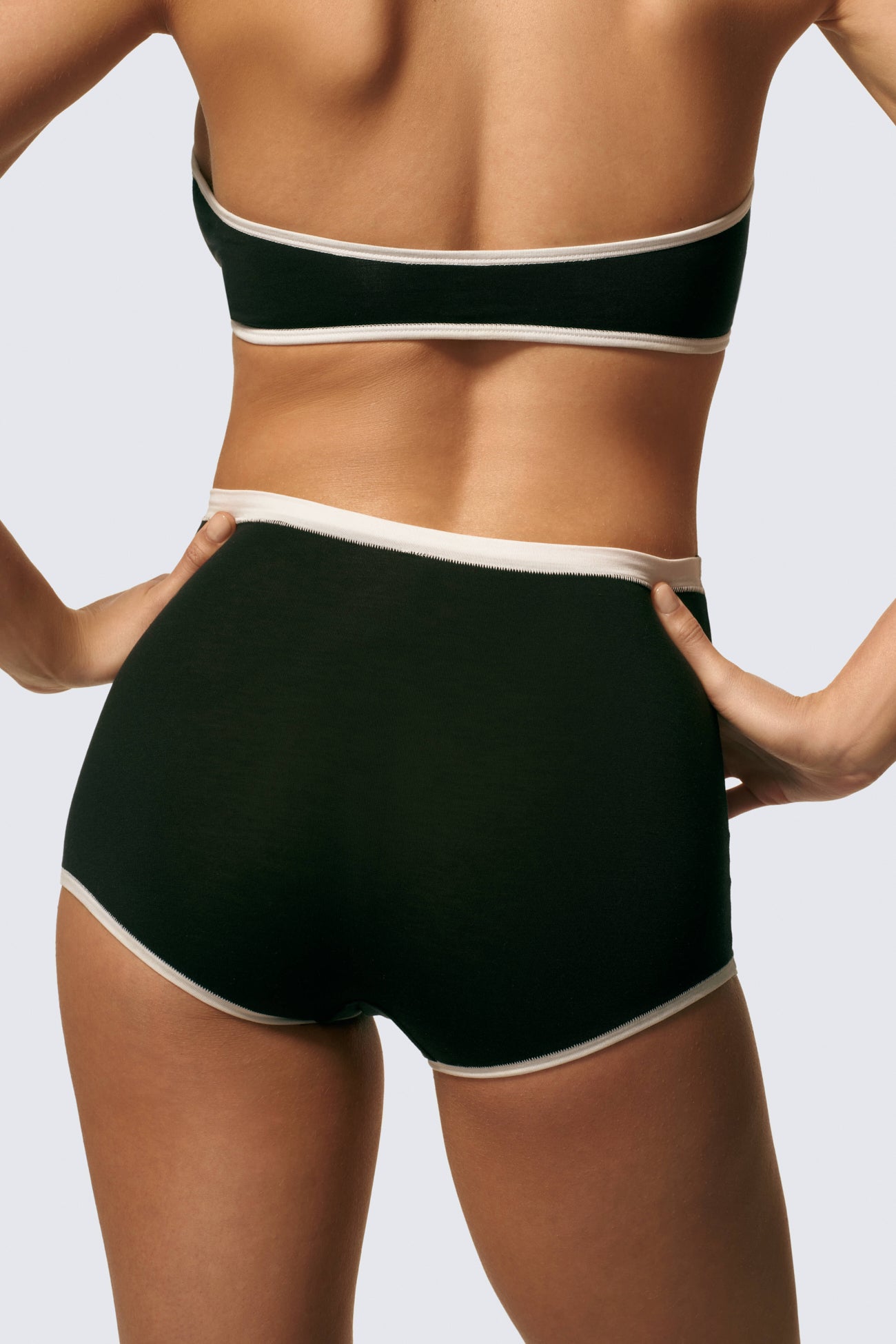 Freya is 5'8 and wears sizes 30DD and XS