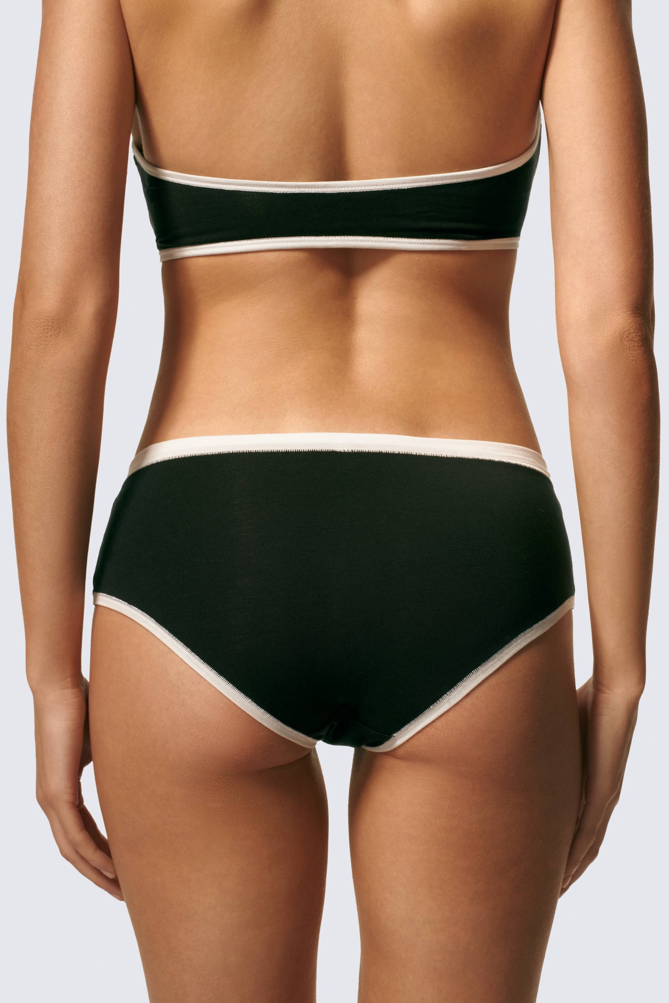 Freya is 5'8 and wears sizes 30DD and XS