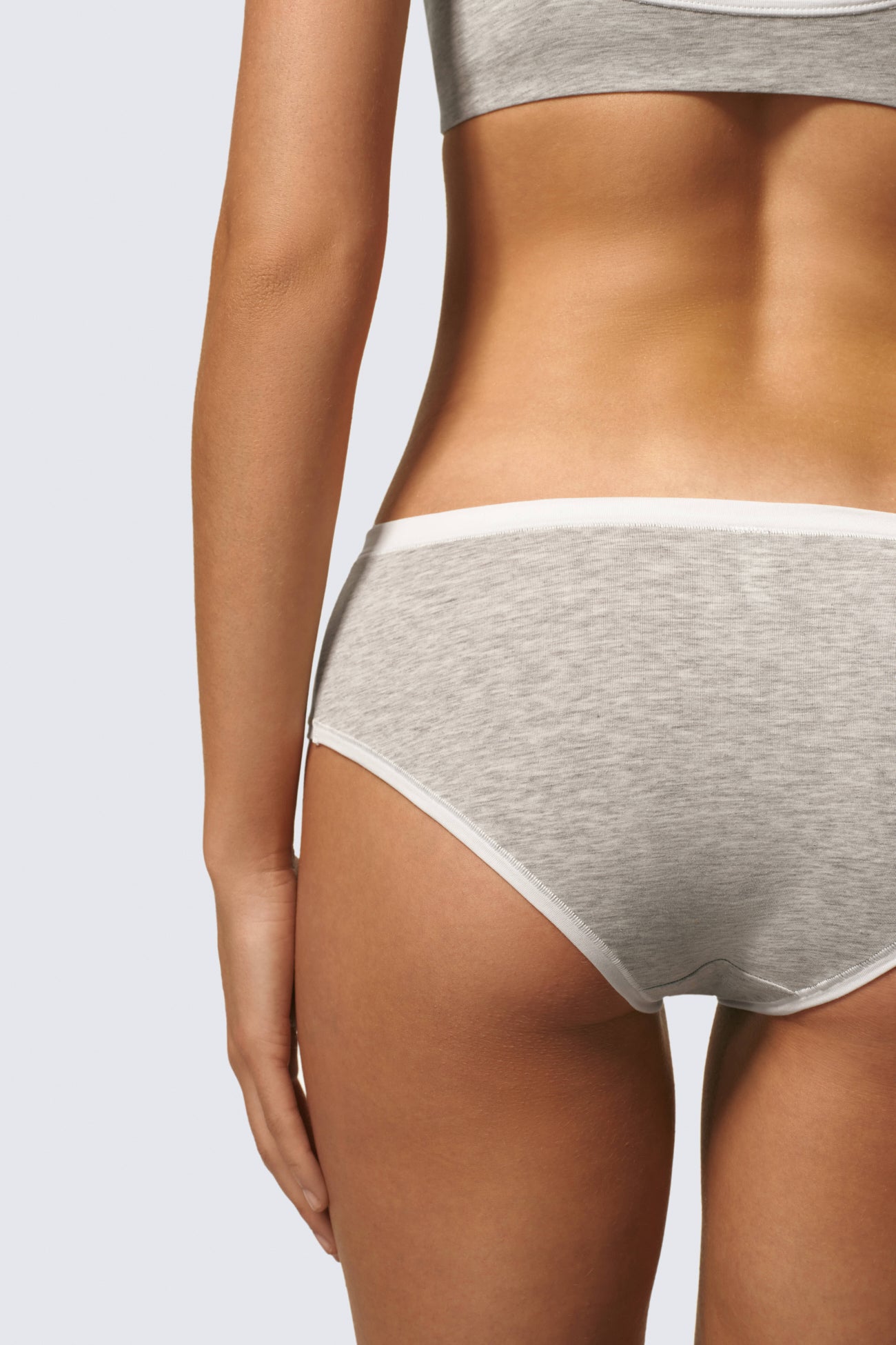 Freya is 5'8 and wears sizes 30DD and XS