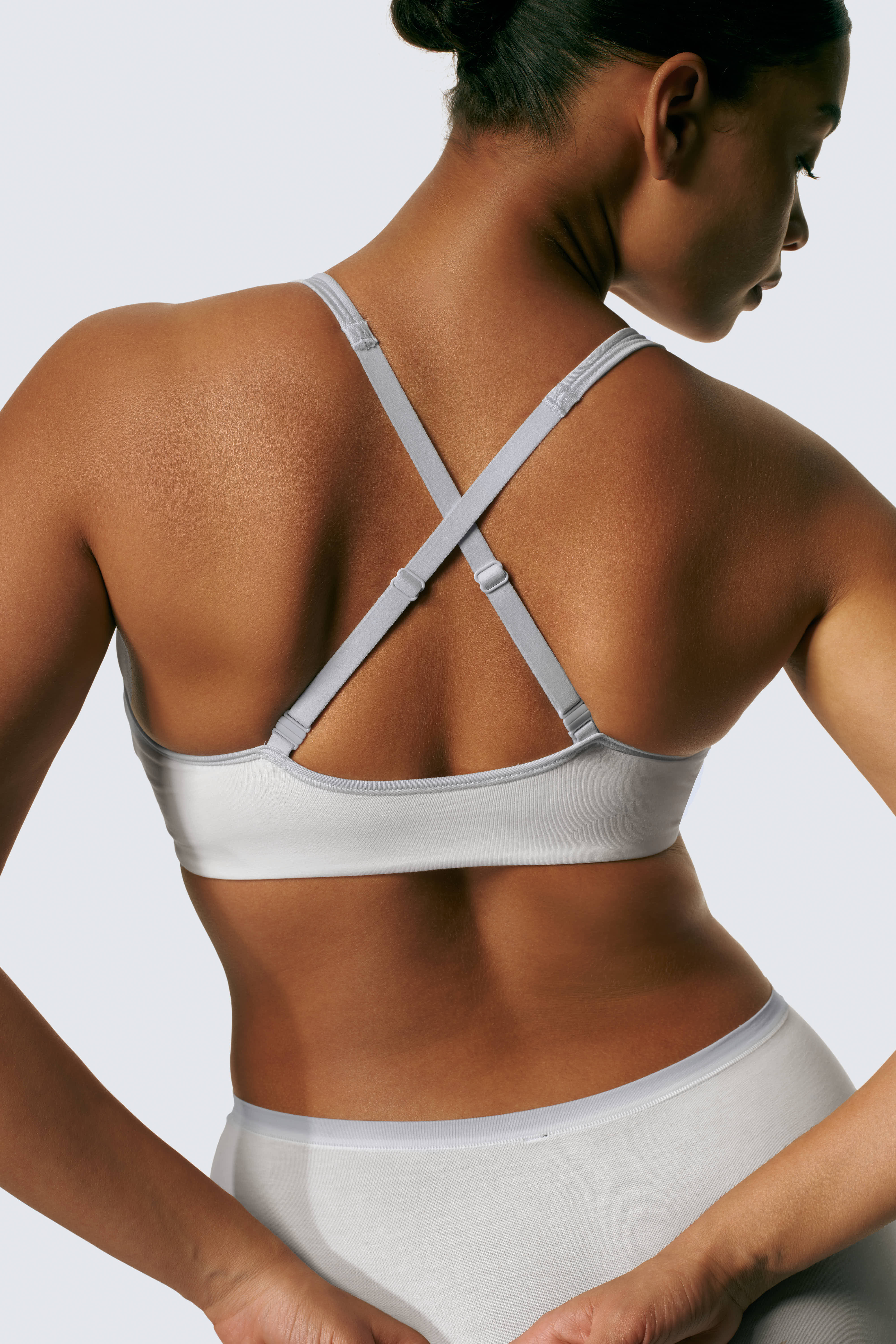 Shimma is 5'9 and wears sizes 36D and M