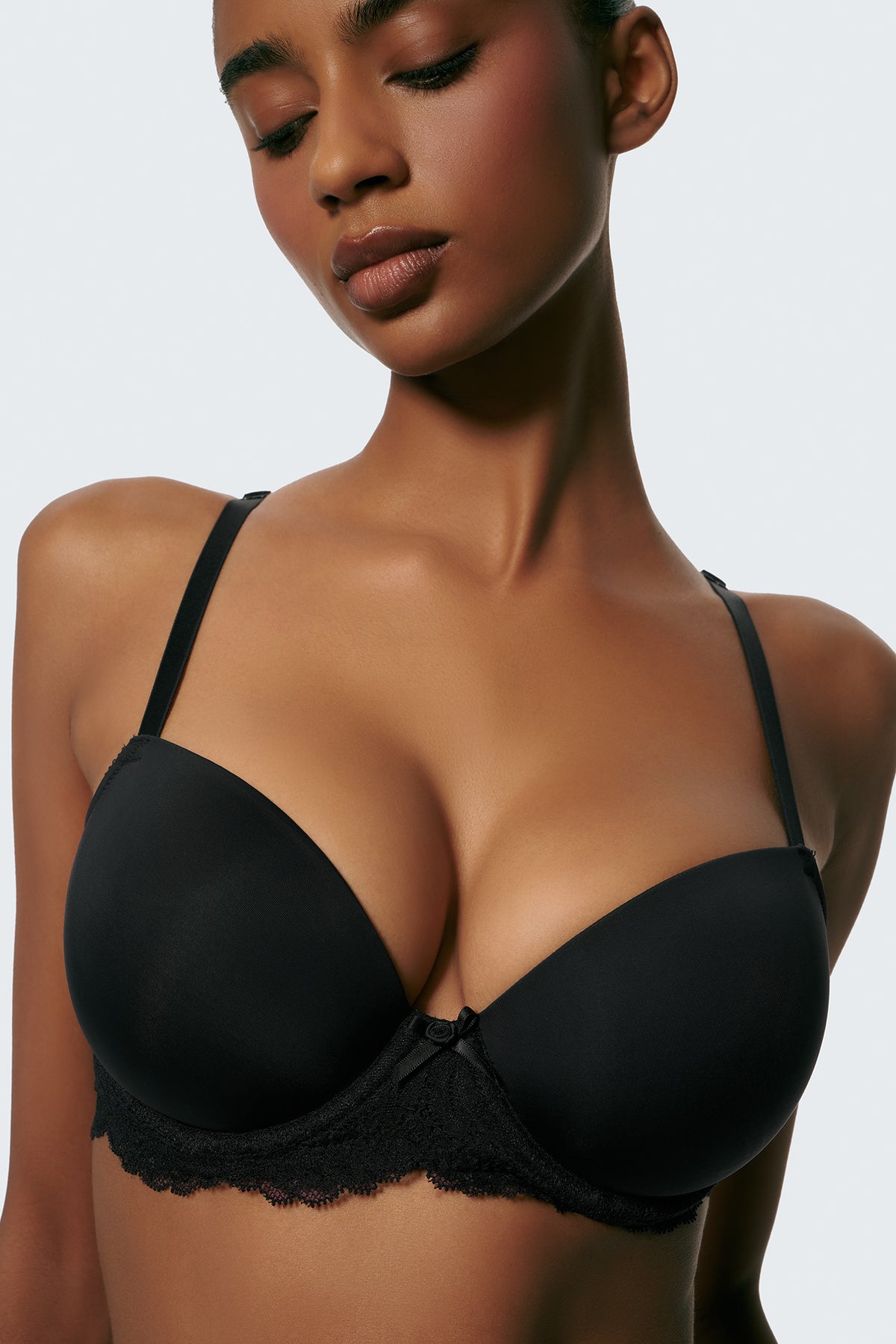 Fenet is 5'9" and 34D and wears XS