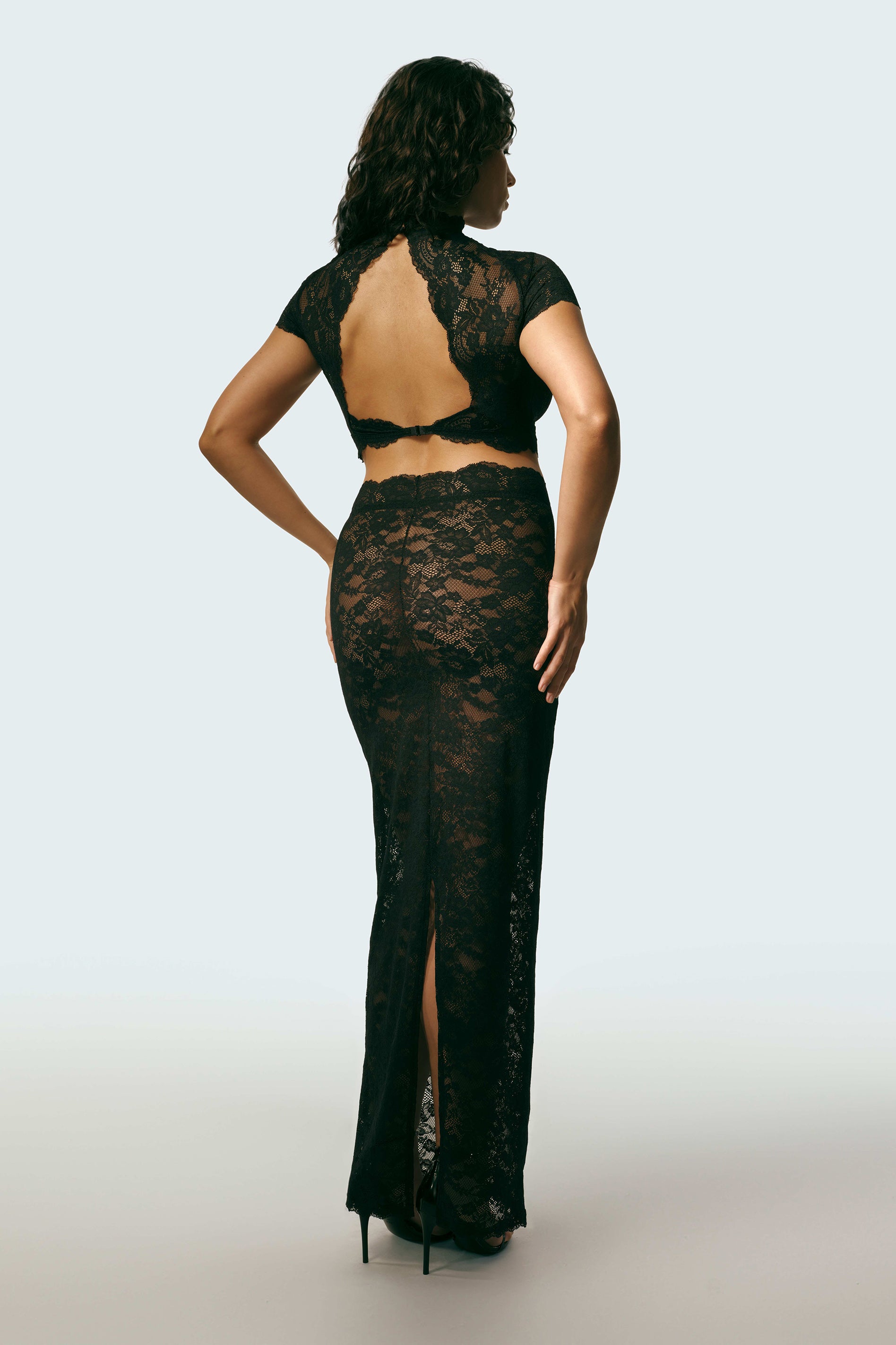 Isabella is 5’9 and wears sizes M (top) and S (bottom)