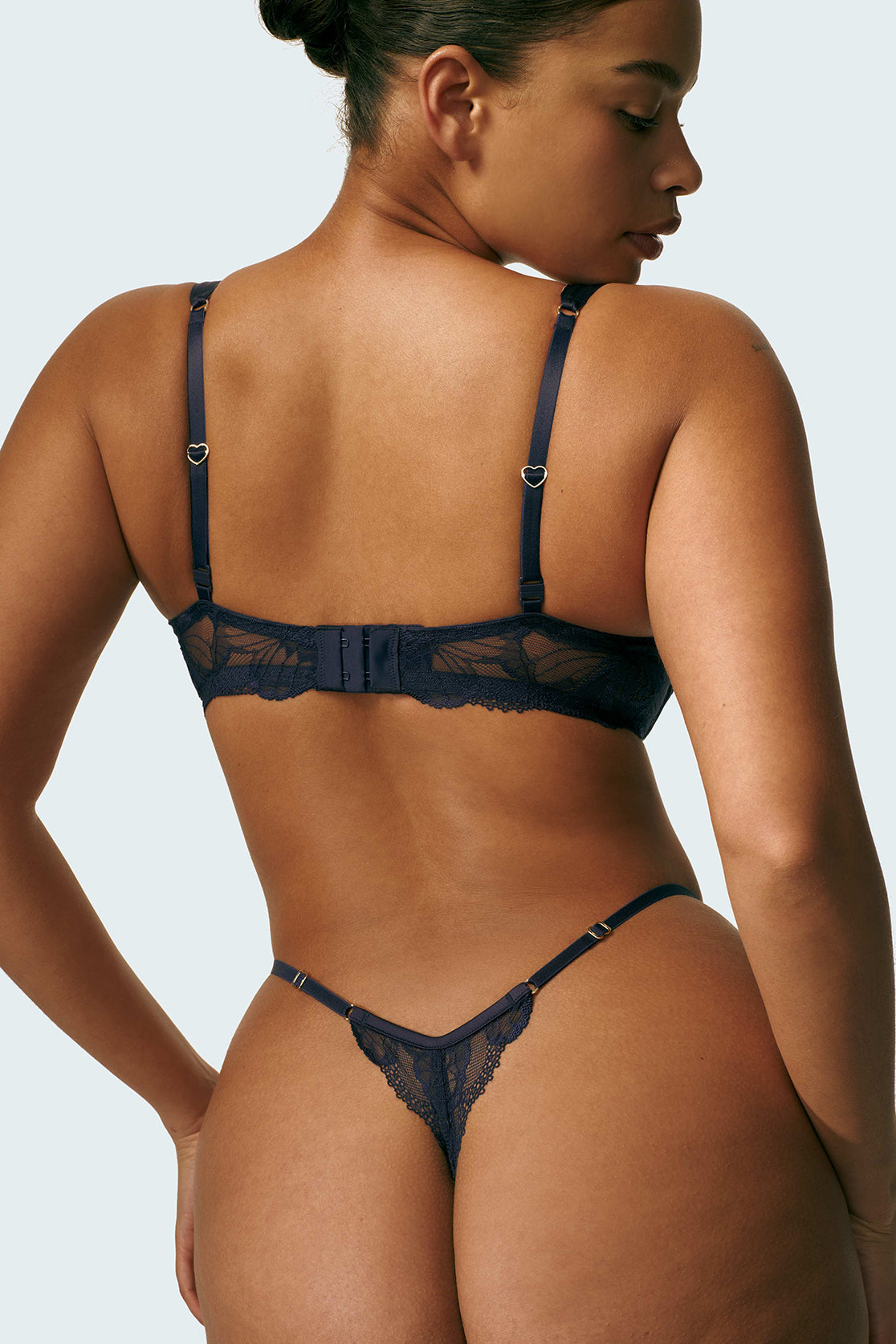 Shimma is 5’9 and wears sizes 36D and M