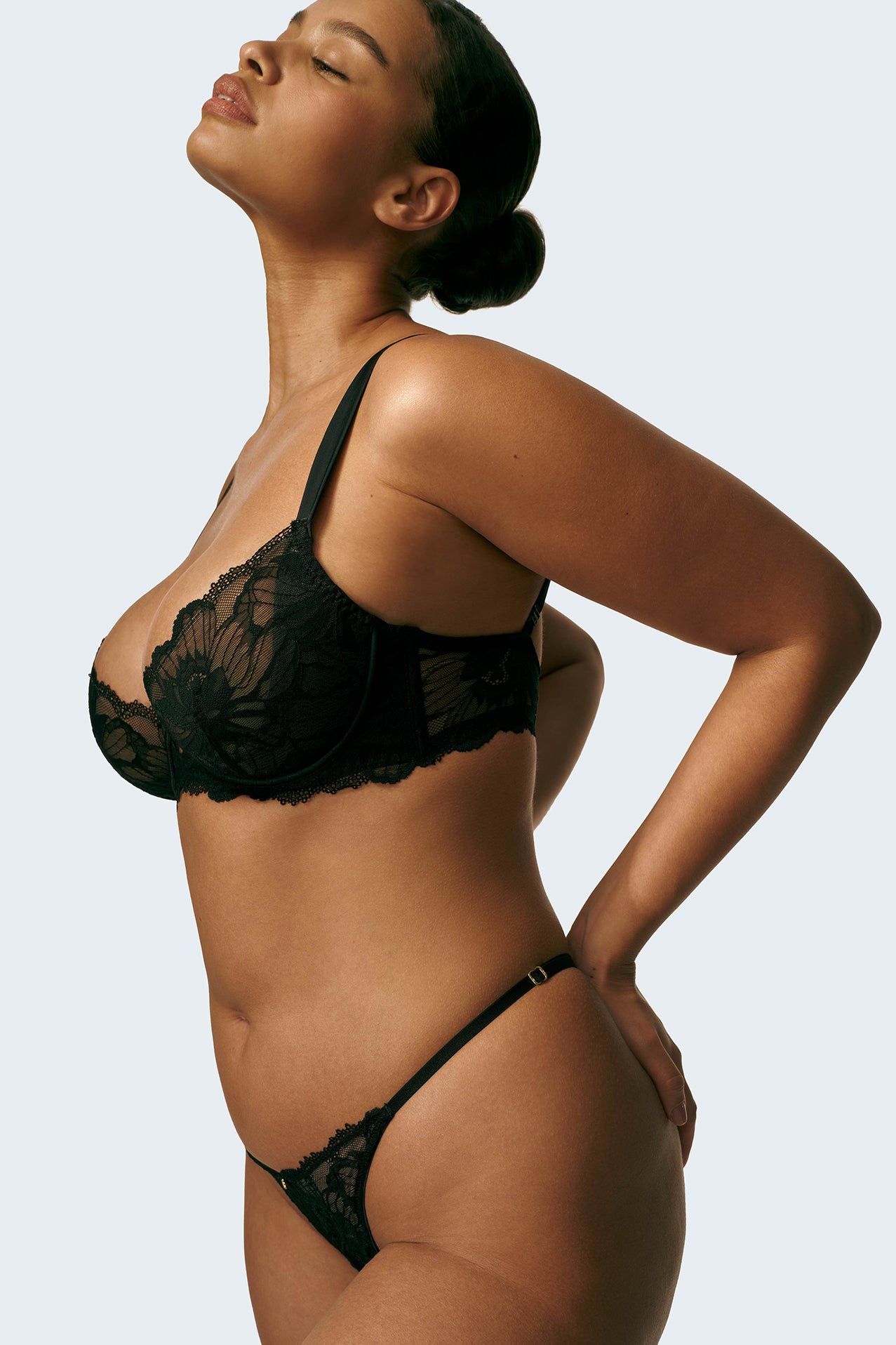 Shimma is 5’9 and wears sizes 36D and M